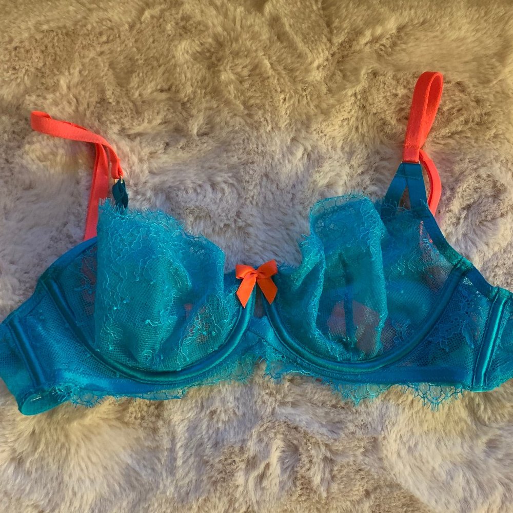 Victoria's Secret Lace Underwire Bra - NWT
